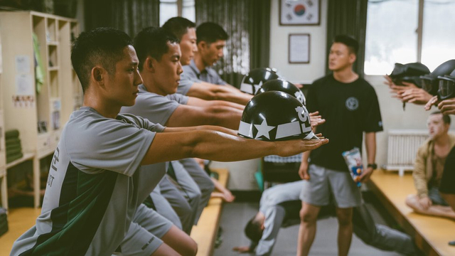 Para prajurit wamil digambarkan mengalami kekerasan fisik dan verbal dalam serial DP yang ditayangkan Netflix.