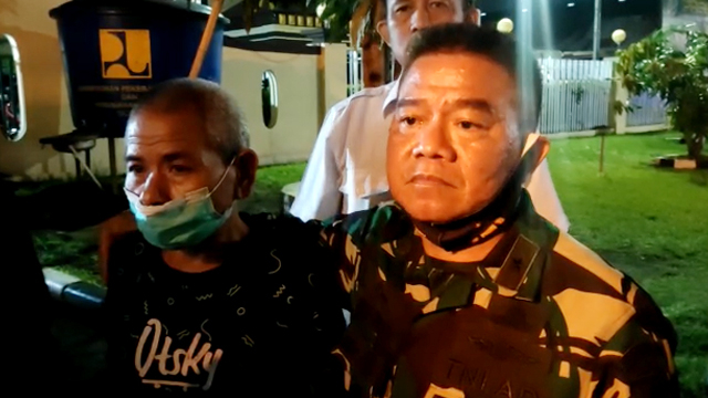 Brigjen TNI Junior Tumilaar saat menjemput Ari Tahiru dari tahanan Polresta Manado