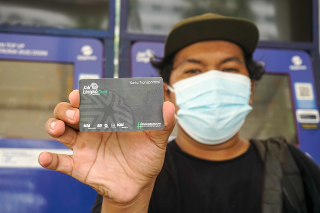 Penumpang menunjukkan kartu Jak Lingko di kawasan Sudirman, Jakarta, Minggu (10/10/2021). Foto: Iqbal Firdaus/kumparan