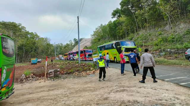 Puluhan bus yang mengangkut wisatawan diminta putar balik karena pantai di Gunungkidul masih tutup. Foto: istimewa.