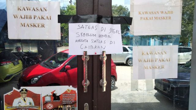 Kantor Satgas COVID-19 Sultra disegel karena honor satgas belum dibayarkan. Foto: Deden Saputra/kendarinesia.