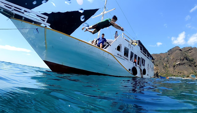 Pengunjung sedang menikmati keindahan alam di Teluk Maumere dengan menggunakan Kapal FX2 Cruise. Foto : Istimewa