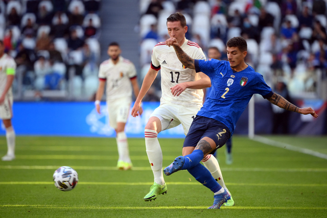 Gelandang Belgia Hans Vanaken berebut bola dengan bek Italia Giovanni Di Lorenzo saat pertandingan UEFA Nations League, di Stadion Juventus, di Turin. Foto: Marco Bertorello/AFP