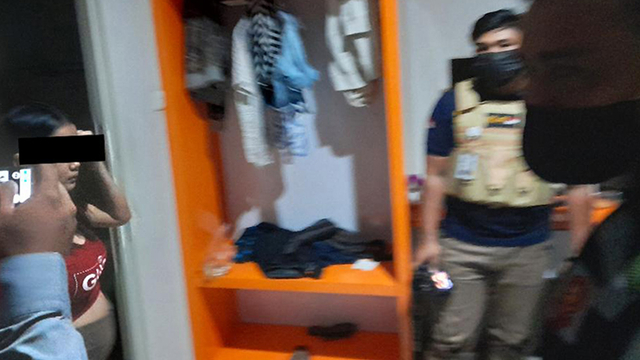 SEORANG wanita sedang hamil terjaring razia Tim Gabungan TNI, Polri dan Satpol PP bersama 2 teman prianya di kamar homestay ia tinggal, Jumat malam (8/10/2021). (FOTO: SELASAR RIAU/LARAS OLIVIA)