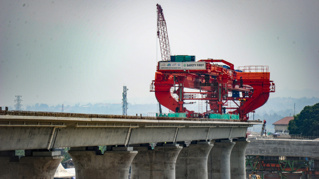 Pekerja mengoperasikan alat berat untuk menyelesaikan lintasan pada proyek kereta api cepat Jakarta-Bandung di Lembah Teratai, Kabupaten Bandung Barat, Jawa Barat, Minggu (8/8/2021). Foto: Raisan Al Farisi/ANTARA FOTO