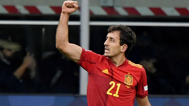 Pemain Spanyol Mikel Oyarzabal selebrasi usai mencetak gol. Foto: Miguel Medina/Pool via Reuters