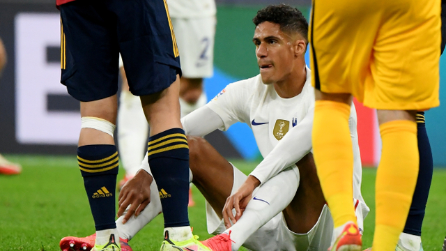 Pemain Prancis Raphael Varane setelah mengalami cedera saat pertandingan menghadapi Spanyol di Stadion San Siro, Milan, Italia, Minggu (10/10). Foto: Alberto Lingria/REUTERS