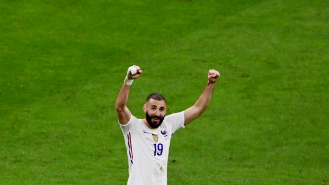 Pemain Prancis Karim Benzema merayakan kemenangan setelah menghadapi Spanyol di final Nations League, di Stadion San Siro, Milan, Italia, Minggu (10/10). Foto: Miguel Medina/Pool via Reuters