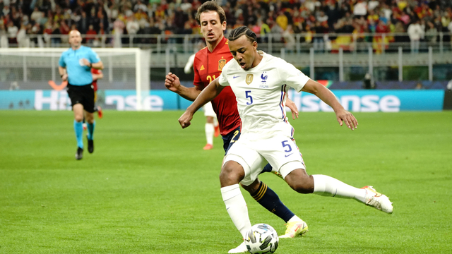 Pemain Prancis Jules Kounde dari Prancis beraksi dengan pemain Spanyol Mikel Oyarzabal di Stadion San Siro, Milan, Italia, Minggu (10/10). Foto: Panoramic/via Reuters