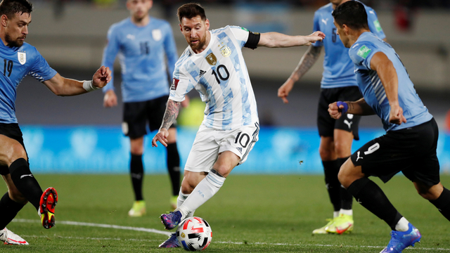 Pemain Argentina Lionel Messi beraksi saat hadapi Uruguay pada Pra Piala Dunia 2022 di El Monumental, Buenos Aires, Argentina, Minggu (10/10). Foto: Agustin Marcarian/REUTERS