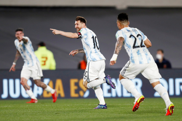 Selebrasi pemain timnas Argentina Lionel Messi usai mencetak gol ke gawang timnas Uruguay pada pertandingan Kualifikasi Piala Dunia 2022 zona Amerika Selatan di stadion El Monumental, Buenos Aires, Argentina. Foto: Agustin Marcarian/REUTERS