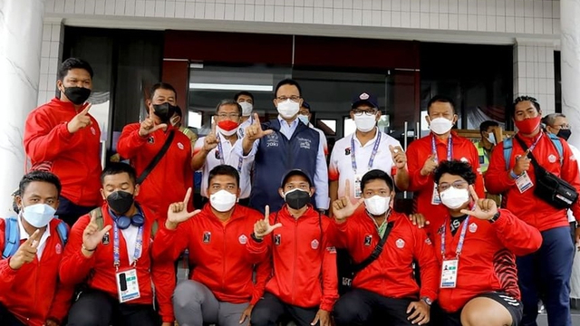 Gubernur DKI Jakarta Anies Baswedan foto bersama dengan atlet DKI Jakarta di PON XX Papua saat tiba di Bandara Sentani, Papua, Senin (11/10).   Foto: Instagram/@koni_dki