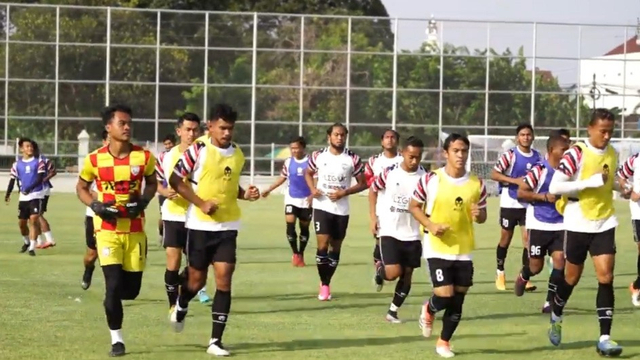 Kesebelasan AHHA PS Pati menggelar latihan di salah satu lapangan di Kota Solo.