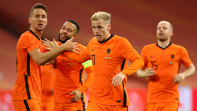 Pemain timnas Belanda Donny van de Beek saat melawan timnas Spanyol Sergio Canales pada pertandingan persahabatan di Johan Cruijff Arena, Amsterdam, Belanda. Foto: Dean Mouhtaropoulos/REUTERS