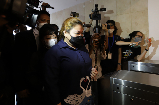 Anak dari penyanyi Nia Daniaty, Olivia Natania saat mendatangi Polda Metro Jaya, Jakarta, Senin, (11/9). Olivia diperiksa terkait kasus dugaan CPNS fiktif.  Foto:  Agus Apriyanto