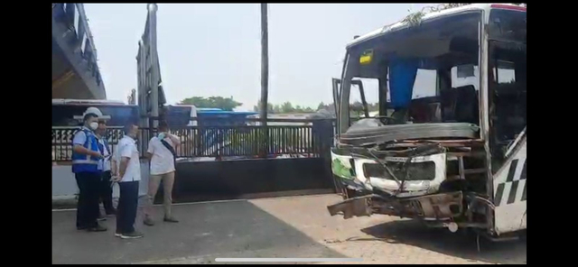 Kondisi GT Sentul Barat dan kantor PT Marga Sarana Jabar yang ditabrak Bus Cahaya Bakti Utama. Foto: Dok. Istimewa