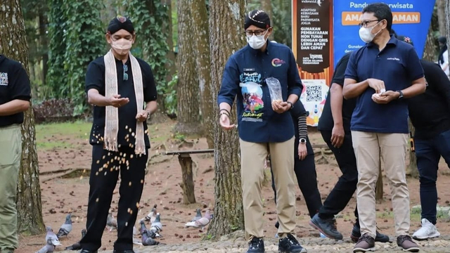 Menteri Pariwisata dan Ekonomi Kreatif (Menparekraf), Sandiaga Uno, saat berkunjung ke Desa Wisata Kaki Langit, Mangunan, Bantul, Minggu (10/10/2021). Foto: Instagram/@pemkabbantul