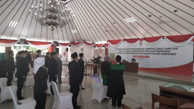 Bupati Bojonegoro Dr Hj Anna Muawanah, saat melantik ASN Pemkab Bojonegoro yang baru dimutasi, di Pendopo Malowopati Pemkab Bojonegoro. Senin (11/10/2021). (foto: Dok Istimewa)