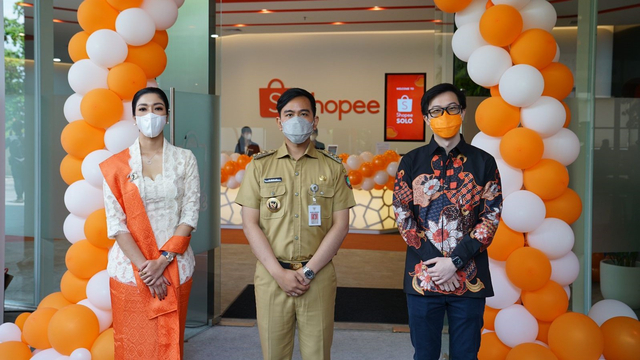 Walikota Solo, Gibran Rakabuming Raka, meresmikan pembukaan kantor Shopee di Solo. Foto: Shopee