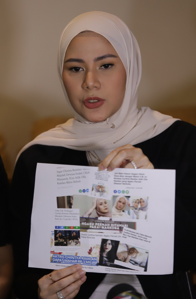 Artis Cynthia Ramlan bersama suaminya, Erlangga Tjokro, saat konferensi pers terkait klarifikasi identitas di kawasan Kebayoran Baru, Jakarta, Senin, (11/10). Foto: Agus Apriyanto 