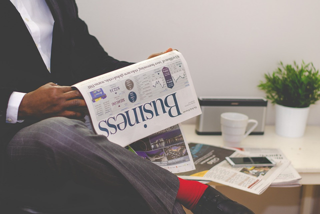 Ilustrasi membaca artikel ilmiah populer . Foto: Pixabay