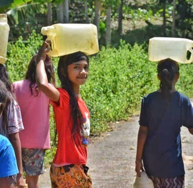 Anak-anak Sumba Barat saat berjalan kaki mencari sumber air bersih. Foto : Istimewa