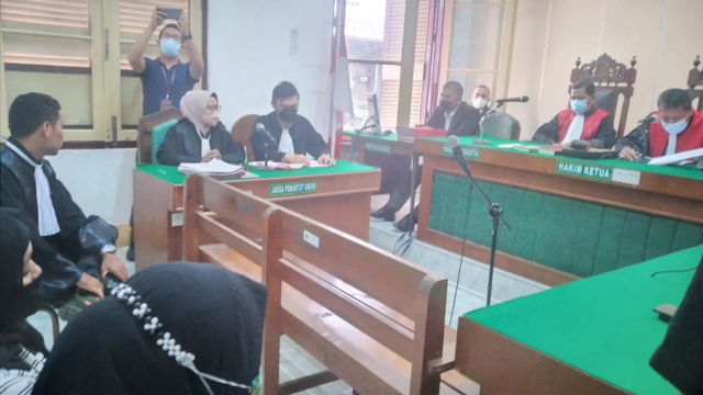 Suasana persidangan vonis mati Aipda Roni Syaputra. Foto: Dok. Istimewa