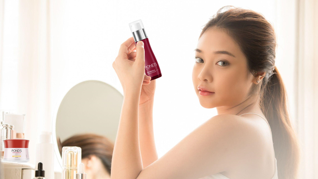 Ilustrasi perempuan sedang memakai skin care Foto: Shutetrstock