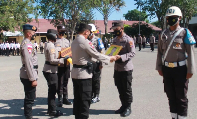 Kapolda NTT, Irjen Pol Drs Lotharia Latif, SH M.Hum saat memandu upacara PTDH, Senin (11/10/2021). Foto : Istimewa