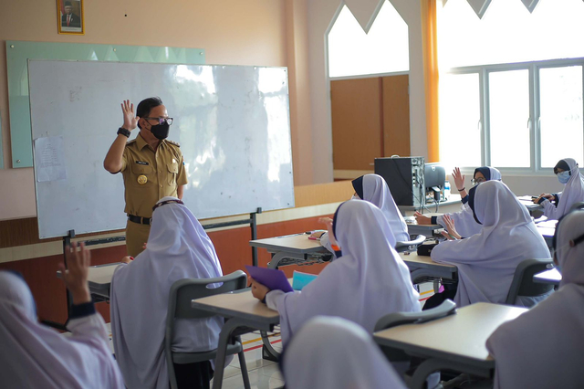 Wali Kota Bogor, Bima Arya, meninjau pelaksanaan PTM Terbatas di SMP Bintang Pelajar Islamic Boarding School (BPIBS) yang berlokasi di Jalan Cimanggu Permai, Kedung Jaya, Kecamatan Tanah Sareal, Kota Bogor. dok Pemkot bogor Foto: Pemkot Bogor