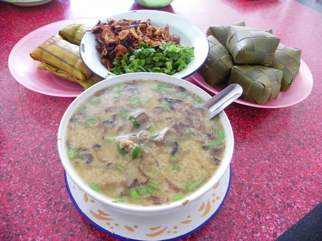 Makanan khas Sulawesi, coto Makassar. Foto: flickr.com