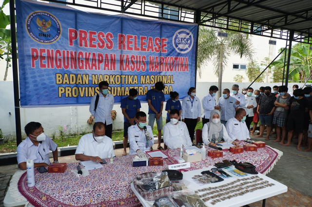 BNN saat memaparakan kasus penggerebekan ganja di FIB USU. Foto: Rahmat Utomo/kumparan