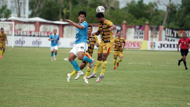 Striker Sulut United, Eksel Runtukahu, berduel udara dengan pemain belakang Mitra Kukar pada lanjutan Liga 2 Sepakbola Indonesia. Sulut United berhasil menang 1-0 dalam laga ini. (foto: istimewa)