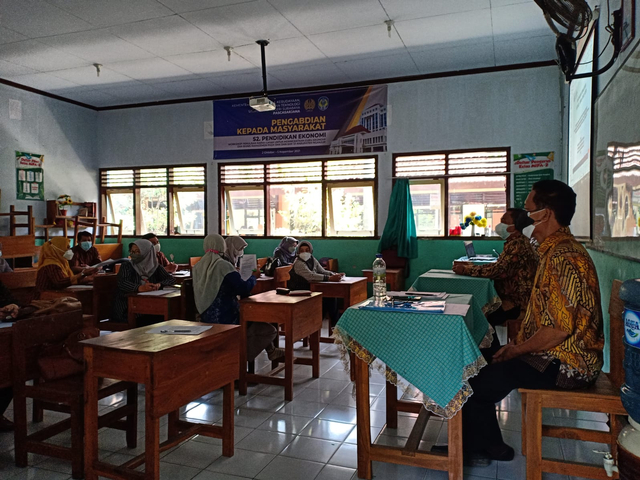 18 guru di Nganjuk mengikuti pembukaan pelatihan penulisan karya ilmiah oleh tim PKM Unesa. (Sumber: Dokumentasi tim PKM S2 Pendidikan Ekonomi Unesa)