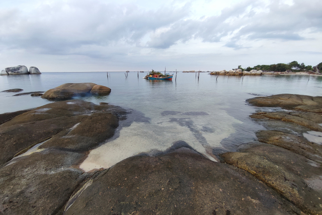 Suasana Pantai Tanjung Tinggi di Belitung, Senin (11/10/2021). Foto: Jamal Ramadhan/kumparan