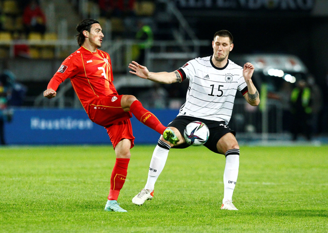 Pemain Makedonia Utara Eljif Elmas duel dengan pemain Jerman Niklas Sule saat pertandingan Kualifikasi UEFA di Toshe Proeski Arena, Skopje, Makedonia Utara. Foto: Ognen Teofilovski/Reuters