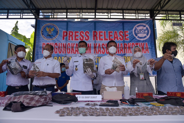 Barang bukti saat ungkap kasus di Kantor Badan Narkotika Nasional (BNNP) Provinsi Sumatera Utara, Percut Sei Tuan, Deliserdang, Sumatera Utara, Senin (11/10/2021). Foto: Fransisco Carolio/Antara Foto
