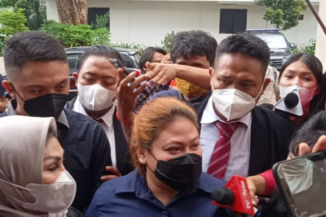 Olivia Nathania saat memenuhi panggilan Polda Metro Jaya. (foto dokumentasi antaranews)