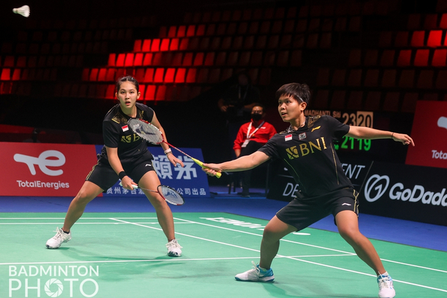 Ganda putri Indonesia Ribka Sugiarto dan Siti Fadia Silva Ramadhanti pada penyisihan grup A Uber Cup 2020 di Ceres Arena, Aarhus, Denmark.
 Foto: Yves Lacroix/Badmintonphoto/BWF