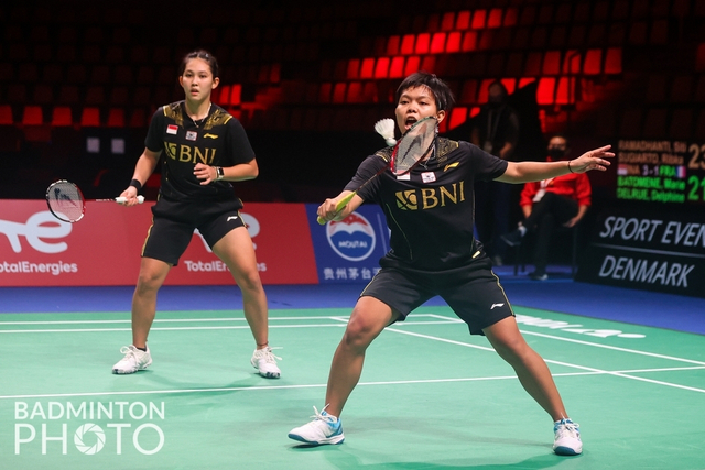 Ganda putri Indonesia Ribka Sugiarto dan Siti Fadia Silva Ramadhanti pada penyisihan grup A Uber Cup 2020 di Ceres Arena, Aarhus, Denmark.
 Foto: Yves Lacroix/Badmintonphoto/BWF