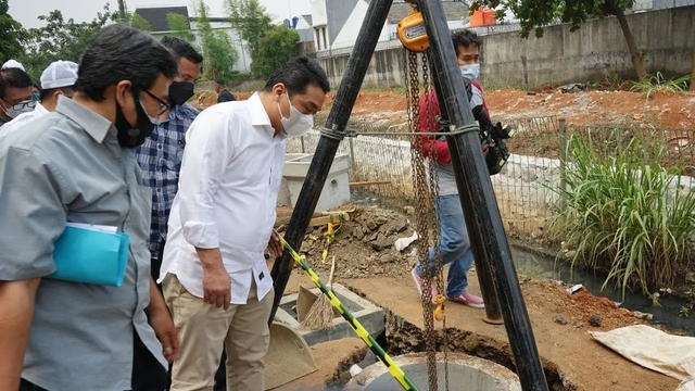 Wakil Gubernur DKI Jakarta Riza Patria meninjau pengerjaan drainase vertikal atau sumur resapan di Lebak Bulus, Cilandak, Jakarta Selatan. Foto: Instagram/@arizapatria