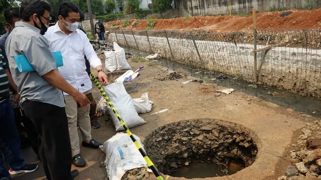 Wakil Gubernur DKI Jakarta Riza Patria meninjau pengerjaan drainase vertikal atau sumur resapan di Lebak Bulus, Cilandak, Jakarta Selatan. Foto: Instagram/@arizapatria