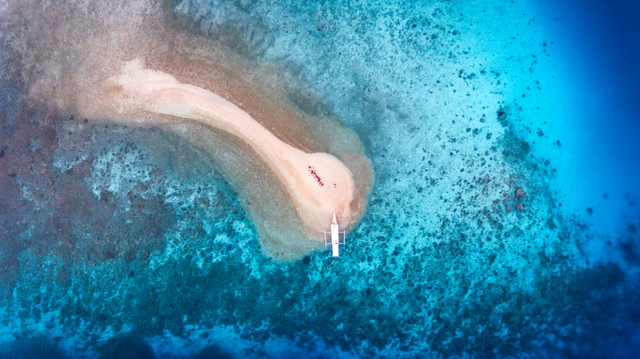 Keindahan Pulau Moyo, destinasi wisata di Sumbawa yang kerap disambangi artis dunia. Foto: Shutterstock