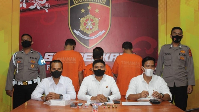 Polisi menunjukkan barang bukti dan tersangka penipuan modus jual batu merah delima saat rilis di Polrest Banda Aceh. Foto: Dok. Polresta Banda Aceh