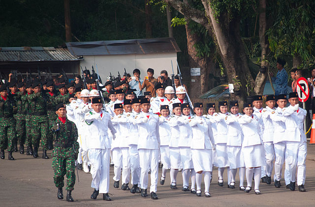 Latihan baris berbaris. Sumber: commons.wikimedia.org