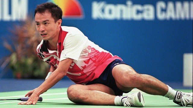 Tunggal putra Indonesia, Hendrawan, saat bertanding di Singapura Terbuka di Singapura, pada 21 Agustus 2002. Foto: Roslan RAHMAN / AFP