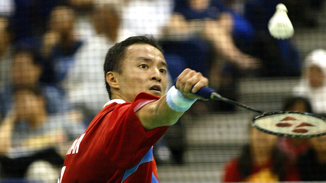 Tunggal putra Indonesia, Hendrawan, saat bertanding di Singapura Terbuka di Singapura, pada 21 Agustus 2002. Foto: Roslan RAHMAN / AFP