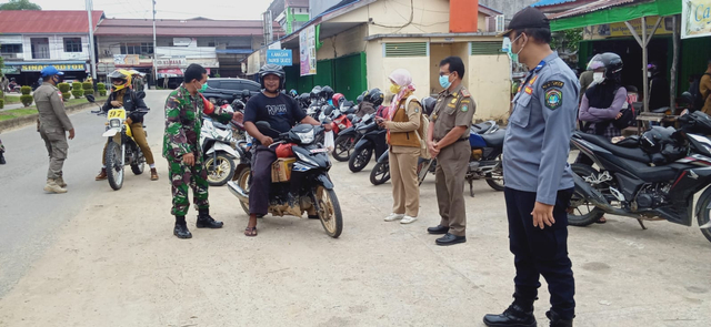 Petugas menghentikan pengendara yang kedapatan tidak memakai masker. Foto: Dina Mariana/Hi!Pontianak