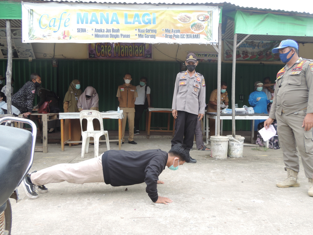 Remaja laki-laki yang melanggar prokes diberikan hukuman push up. Foto: Dina Mariana/Hi!Pontianak