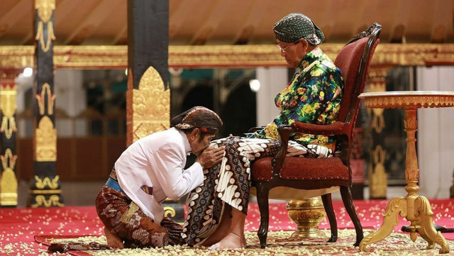 Raja Kraton Yogya, Sri Sultan HB X menggunakan motif batik parang saat menerima sembah ngabekti. Foto: Kratonjogja.id